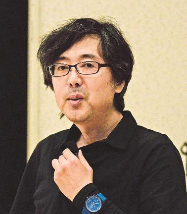 イカの生態を紹介する広橋教貴教授＝鳥取市東町２丁目、鳥取県立博物館