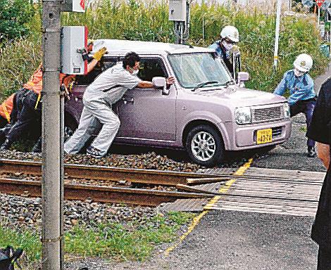 特急列車と衝突した軽自動車＝鳥取市湖山町西２丁目、ＪＲ山陰線堀越第２踏切