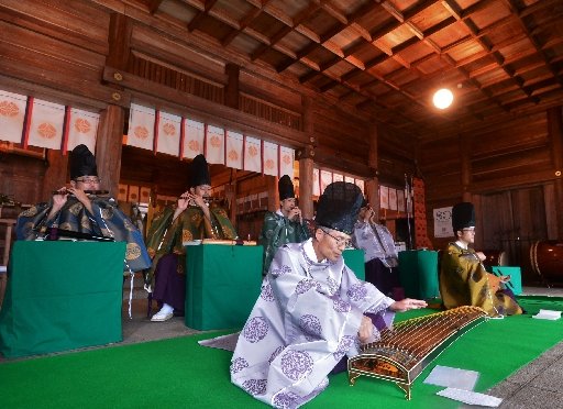 雅楽を披露するこころ音雅楽会のメンバー＝島根県海士町海士、隠岐神社