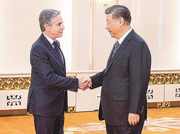 北京の人民大会堂で握手を交わすブリンケン米国務長官（左）と中国の習近平国家主席＝４月２６日（ＡＰ＝共同）