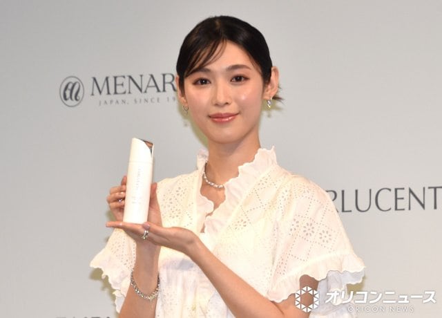 書道で“達筆”ぶりを見せた白石聖 (C)ORICON NewS inc.