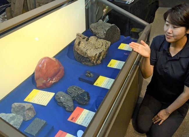 「赤玉石」など全国のジオパークで採石された石=松江市宍道町東来待、来待ストーン