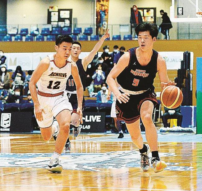 エキシビションマッチで攻め上がる黒のユニフォーム福岡大大濠高の選手＝松江市総合体育館