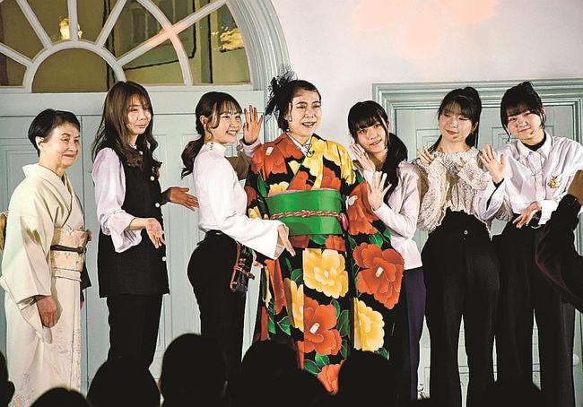 ツバキをイメージしたメークと着物で記念撮影する椿鬼奴さん（中央）＝松江市殿町、興雲閣
