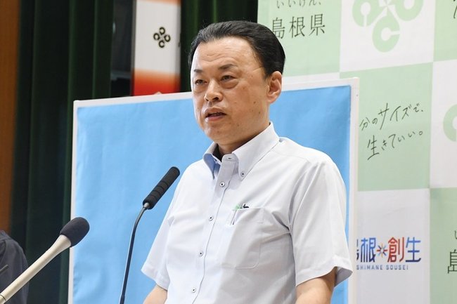 定例会見で発言する丸山達也知事＝松江市殿町、島根県庁