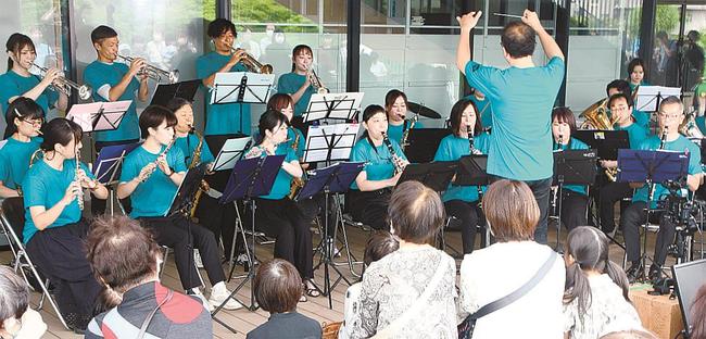 一体感のある音色を奏でる松江ウインドアンサンブルのメンバー＝松江市末次町、市役所