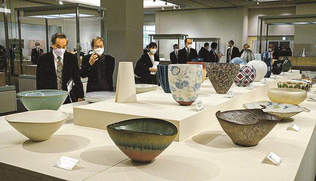 陶芸など伝統工芸の秀作に見入る来場者＝松江市袖師町、島根県立美術館