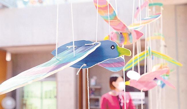 色とりどりの鳥形木工玩具が並ぶ会場内＝大田市仁摩町天河内、仁摩サンドミュージアム