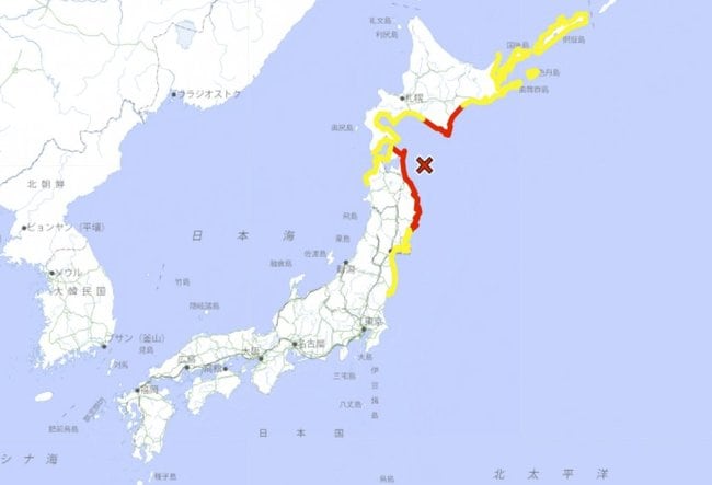 気象庁のホームページに掲載された、８日午後１１時２３分発表の津波警報（赤）と津波注意報（黄）