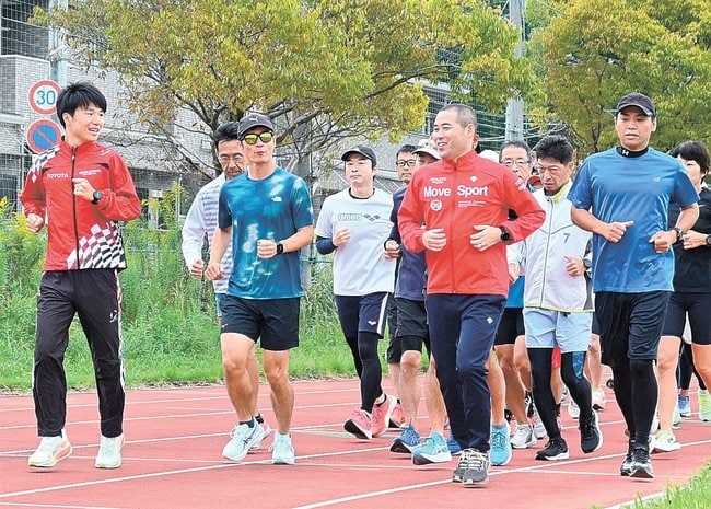 畔上和弥さん（左端）と三島慎吾さん（前列右から２人目）とともに走る参加者＝松江市西川津町、島根大陸上競技場