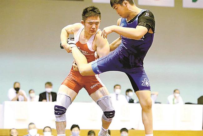 インターハイで戦う小野正之助さん（左）＝福井県おおい町、町総合運動公園