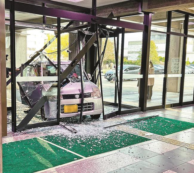 島根県庁の入口に突っ込んだ軽自動車＝松江市殿町