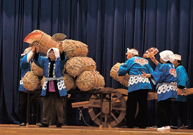 「俵積歌」に合わせて踊りを披露する出演者=雲南市大東町大東、大東公園体育館