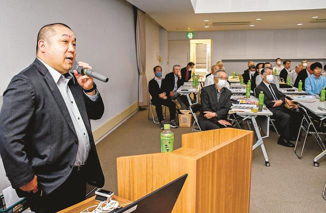 島根県警生活安全部の原田慎太郎警部補（左）から詐欺被害の現状を聞く参加者＝出雲市駅南町１丁目