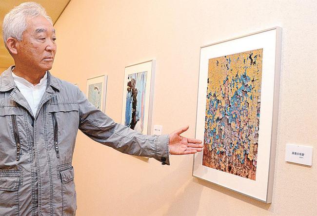 写真を紹介する田中昭則さん＝浜田市三隅町古市場、市立石正美術館