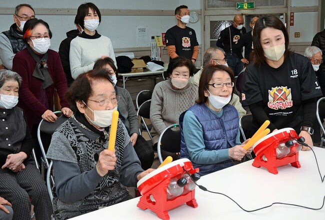 操作を教わりながらゲームを楽しむ参加者＝出雲市大社町杵築南、大社コミュニティセンター