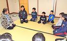 コーチ（左端）の話を聞く間野颯太さん（左から２人目）ら子どもたち＝益田市七尾町の「いわみの記念館」