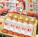 店頭に並ぶ「とまとまるドレッシング」＝浜田市黒川町、キヌヤプリル店