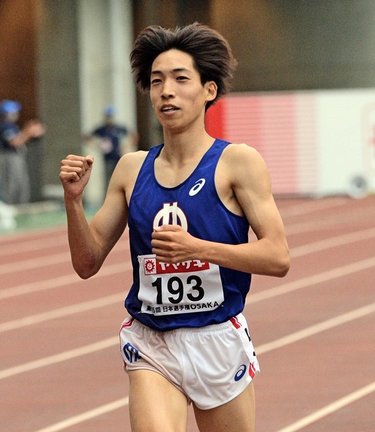 【男子３０００メートル障害決勝】東京五輪出場を決め、ゴール後にガッツポーズする三浦龍司＝６月２６日、ヤンマースタジアム長居