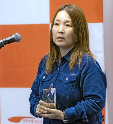 表彰を受けてスピーチする船井亜由美さん＝東京都千代田区、リクルート本社