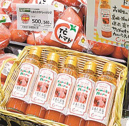 店頭に並ぶ「とまとまるドレッシング」＝浜田市黒川町、キヌヤプリル店
