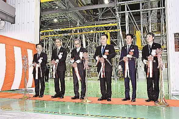 テープカットして新棟の開所を祝う島津製作所の山本靖則社長（左から３番目）ら関係者＝出雲市斐川町直江、島根島津
