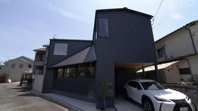 30日放送『住人十色』＝角地の狭小変形地に目いっぱい立てたことから、Ｌ字と三角形を組み合わせた独特の形をしている家（C）MBS