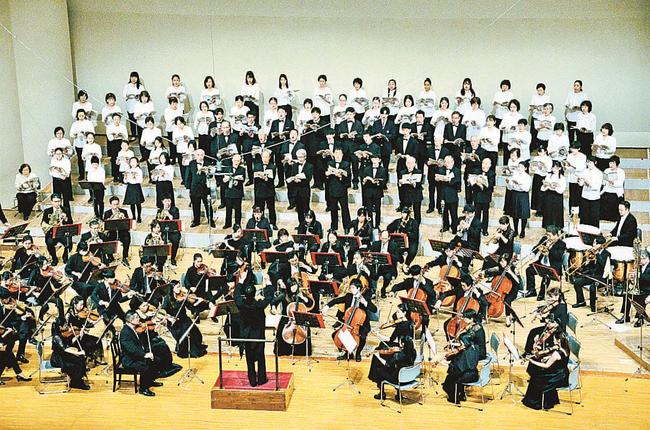 ４年ぶりに出雲讃歌を披露する出演者たち＝出雲市塩冶有原町２丁目、市民会館