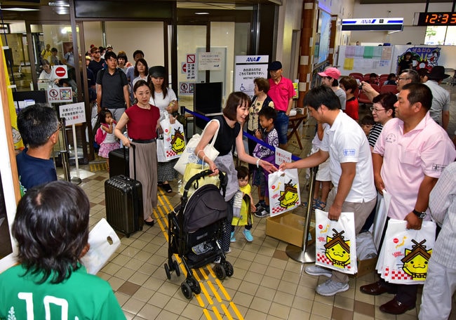 盆の帰省で萩・石見空港に降り立った羽田便の乗客（２０１９年撮影）