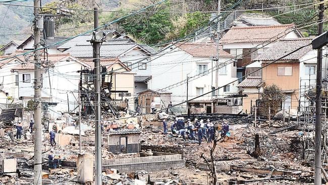 火災現場を調べる警察署員や消防署員＝３日午後、松江市島根町加賀