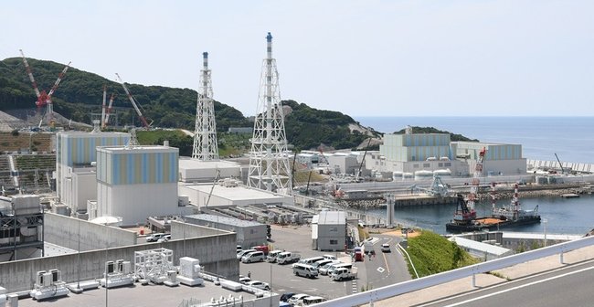 ２号機（左奥）の再稼働工事が進む中国電力島根原発。左手前が１号機、右奥が３号機=松江市鹿島町片句