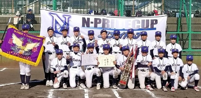 優勝したベースボールスピリッツ大田の選手たち＝兵庫県西宮市（チーム提供）