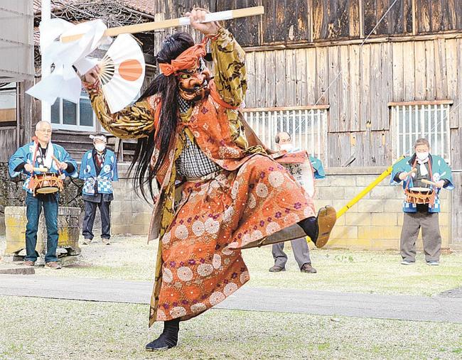 シャギリを舞う鬼＝出雲市大社町鵜峠、仏照寺