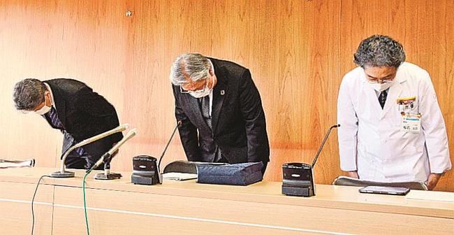 記者会見で謝罪する島根大学医学部の鬼形和道医学部長（左）ら＝出雲市塩冶町、島根大医学部