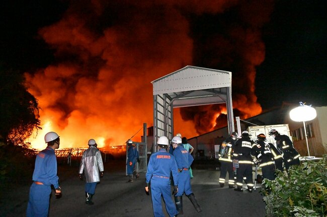 激しく燃える農場の施設＝７日午後６時１６分、鳥取県南部町下中谷