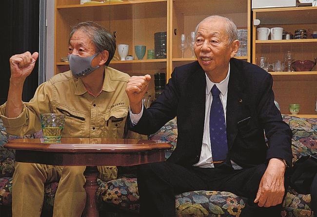 スペインと対戦する日本代表の選手に声援を送る藤井三千勇さん（右）＝松江市東津田町