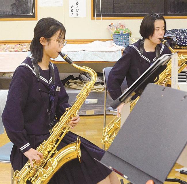 ラストステージに向けて練習に励む北野倖弥さん（左）、竹島世麗奈さん＝大田市水上町、大田市立第三中学校
