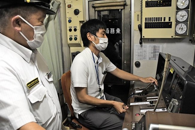 指導係から運転方法の説明を受ける記者(右)=松江市中原町、松江しんじ湖温泉駅