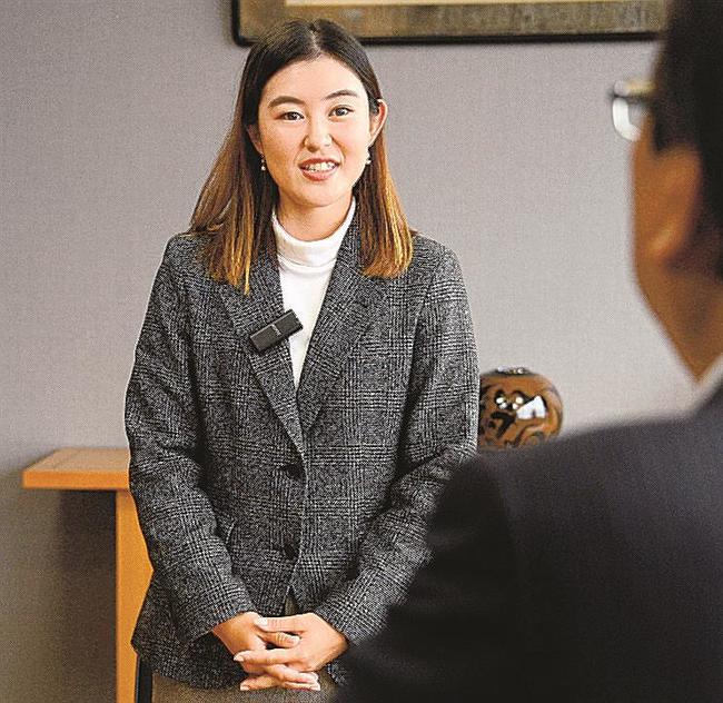 来シーズンの抱負を語る浜崎未来選手＝松江市殿町、山陰中央新報社