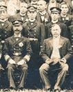 集合写真の部分。１列目は皇太子時代の大正天皇（中央）、海軍大将の東郷平八郎（左）、県知事の松永武吉と推測される