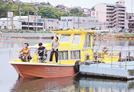 キャンプ場開設に向けて、新しく塗り直した渡船＝松江市朝酌町