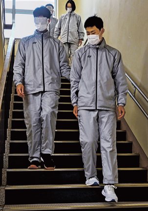 2人一組で介助の「手引き」を経験する初任科生=松江市西浜佐陀町、島根県立盲学校