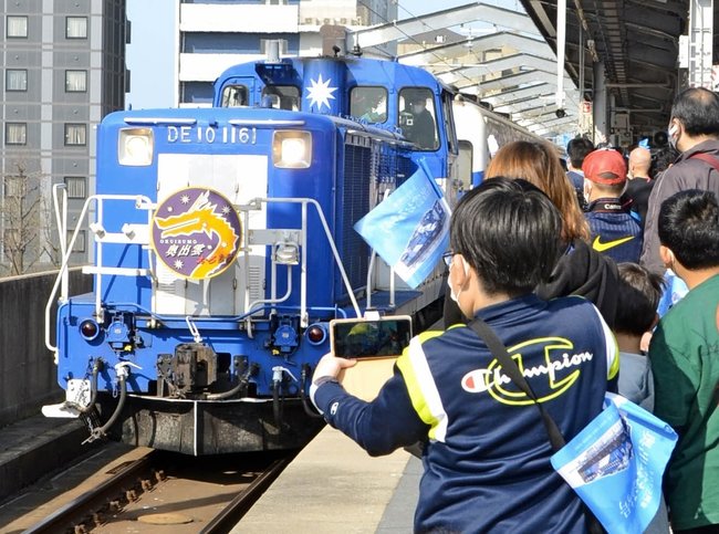 鉄道ファンらに見守れ、ＪＲ出雲市駅を出発する「奥出雲おろち号」＝出雲市駅北町、同駅