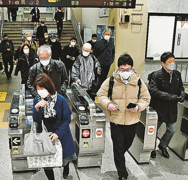 通勤、通学でＪＲ松江駅の改札を通る人々。マスク着用の緩和初日は着用を続ける人が多かった＝松江市朝日町、ＪＲ松江駅