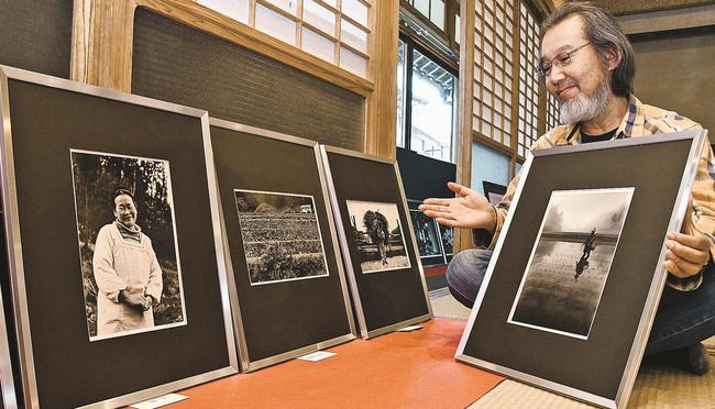 フィルムカメラで撮影した作品を紹介する島津ヒロユキさん＝浜田市旭町丸原、まるばらまちラボラトリー
