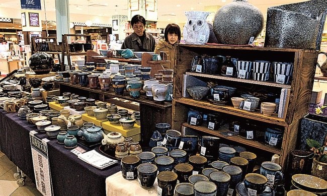 食器やマグカップなど多彩な品々が並ぶ会場=出雲市渡橋町、イオンスタイル出雲