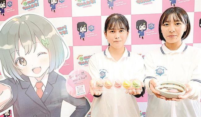 カラコロン（左）と味噌ぜんざいを紹介するメンバー＝出雲市今市町、和かふぇ葉楽ｋｏｔｏ