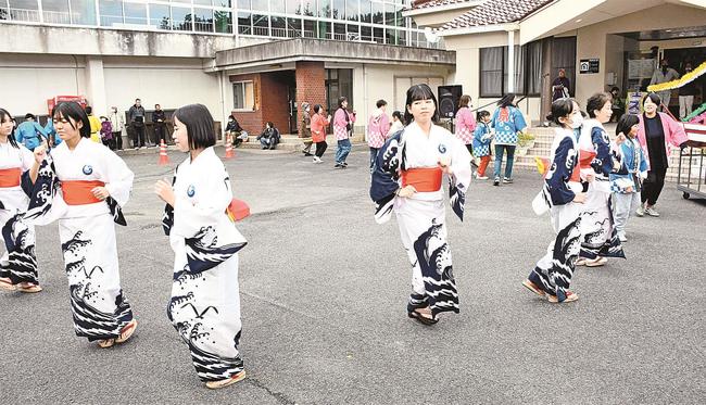軽快な五箇村音頭を披露する中学生ら＝島根県隠岐の島町郡、五箇生涯学習センター