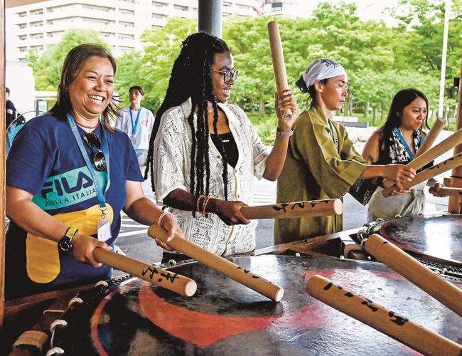 鼕をたたいて楽しむ参加者＝松江市末次町、市役所