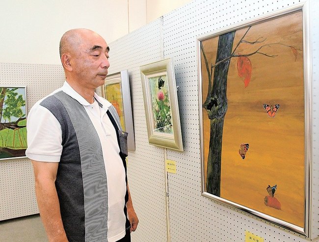 虫をモチーフにした「秋の宿」を紹介する深貝恭悦さん＝松江市殿町、島根県民会館